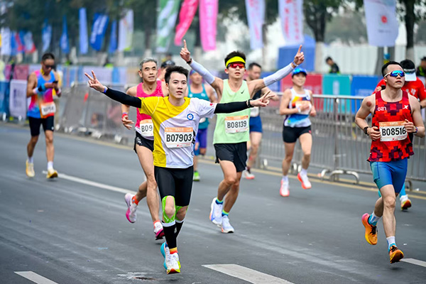 2025重慶馬拉松在南濱路激情開(kāi)跑。主辦方供圖