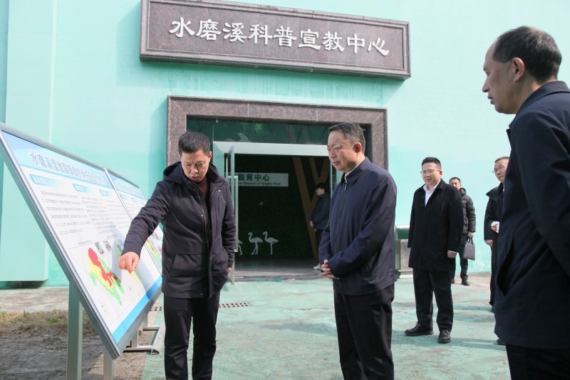 2025年2月25日，時(shí)俠聯(lián)（左二）到重慶市石柱縣水磨溪科普宣教中心了解長江上游生態(tài)保護(hù)有關(guān)情況。龍彩云攝
