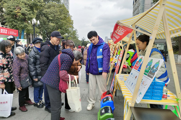 垃圾分類便民小集市活動(dòng)現(xiàn)場(chǎng)。任峰攝