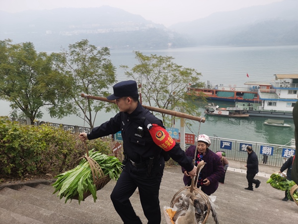 忠縣派出所青年突擊隊為居民挑菜。長航公安局萬州分局供圖