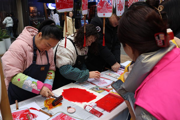 東原社區(qū)版畫拓印。大石壩街道供圖