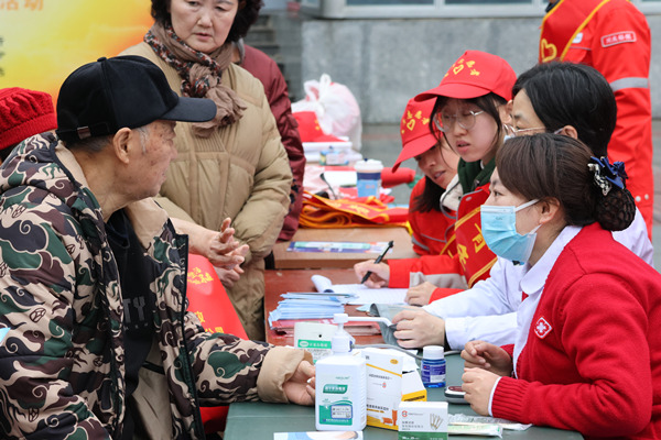 石油社區(qū)義診。大石壩街道供圖