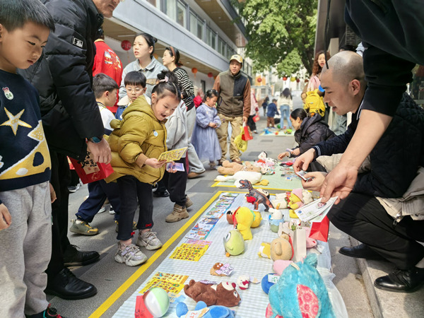 忠恕沱社區(qū)開展愛心義賣活動。大石壩街道供圖
