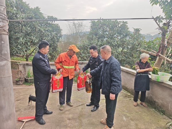 民警走進(jìn)困難群眾家中送去生活物資。南岸區(qū)公安分局供圖