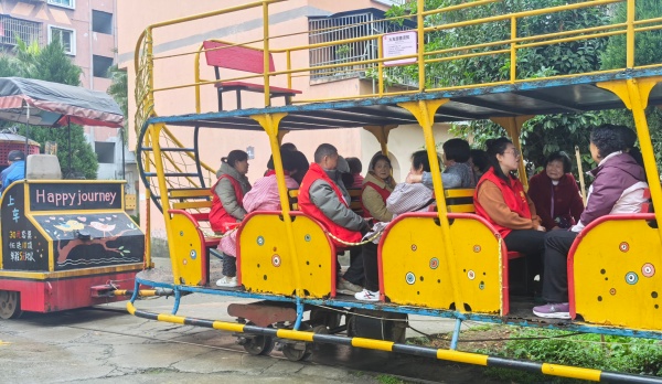 志愿者陪同老人乘坐觀光小火車。景區(qū)供圖