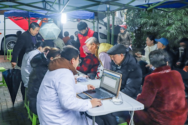 志愿者協(xié)助專業(yè)醫(yī)護(hù)人員為社區(qū)居民提供健康咨詢。受訪者供圖