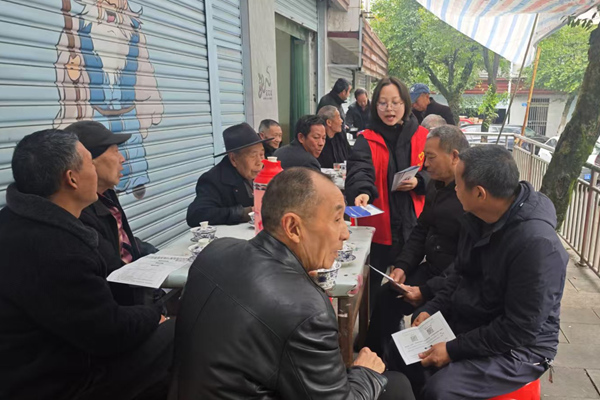 志愿者宣傳相關政策條例。黃一夫攝