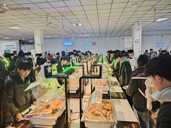 重慶市經(jīng)貿(mào)中等專業(yè)學(xué)校食堂。重慶市農(nóng)產(chǎn)品集團供圖