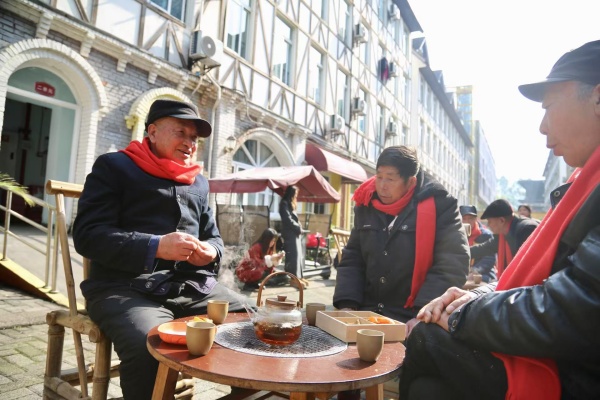 老人們在養(yǎng)老院圍爐煮茶。景區(qū)供圖