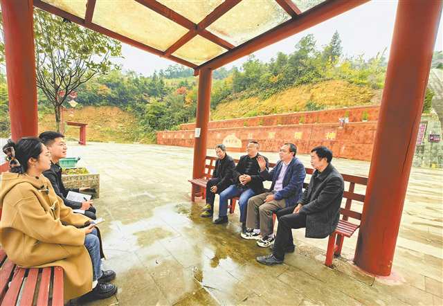 楊關(guān)村與楊柳關(guān)村組建聯(lián)合黨支部，成立楊柳關(guān)戰(zhàn)役遺址保護(hù)黨員先鋒隊(duì)， 時(shí)常召開(kāi)“碰頭會(huì)”。記者 彭瑜 攝/視覺(jué)重慶