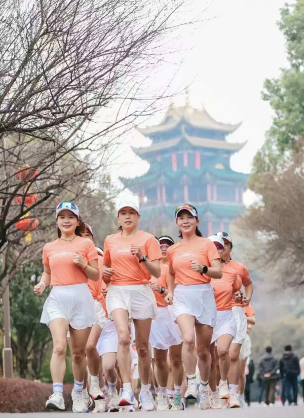 問界·2025重慶女子半馬賽前訓練營在鴻恩寺舉行。主辦方供圖
