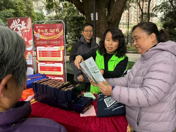 社區(qū)工作人員向居民講解各類(lèi)政策。余松路社區(qū)供圖