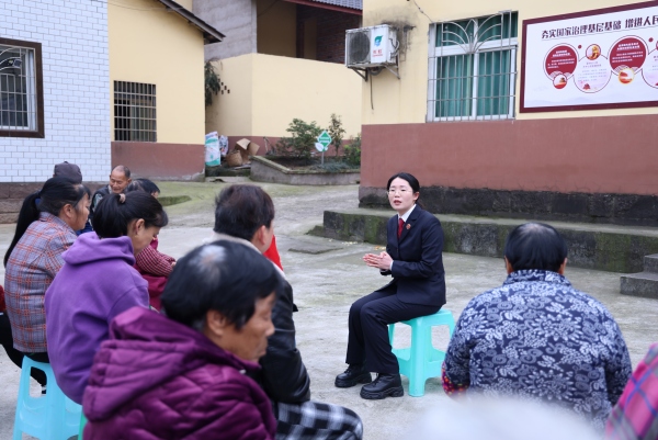 “檢小格”團隊成員到永川區(qū)仙龍鎮(zhèn)太平橋村開展“院壩普法會”。陳俐均攝
