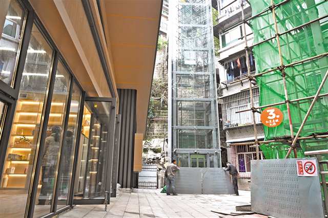 渝中區(qū)兩路口街道紅星亭坡小區(qū)，新建的無障礙電梯。（本報(bào)資料圖片）記者 羅斌 攝/視覺重慶