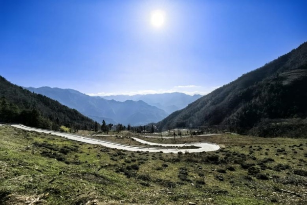 李坪村現(xiàn)當(dāng)坪全景。咸宜鎮(zhèn)供圖