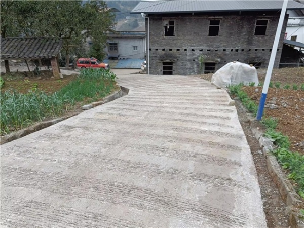 修好后的水泥路。秦松攝