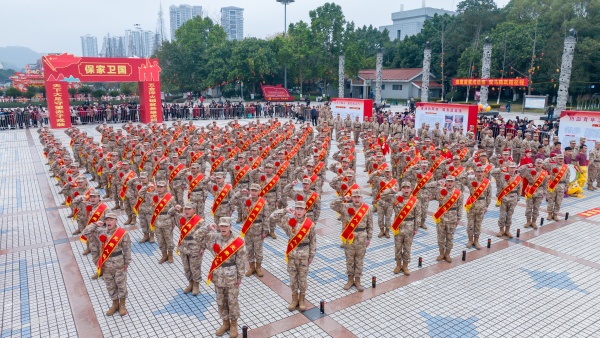 新兵奔赴軍營。大足區(qū)融媒體中心供圖