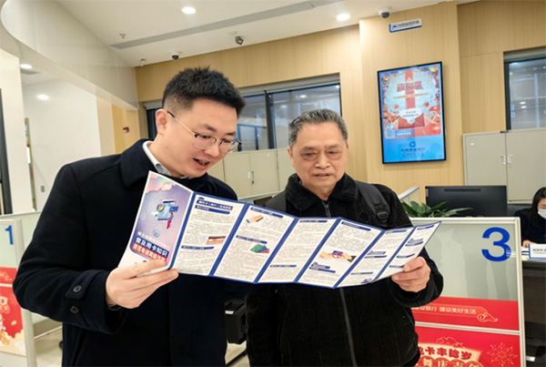 為群眾講解金融知識(shí)。建行重慶市分行供圖