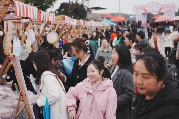 活動現(xiàn)場游人如織。合川區(qū)委宣傳部供圖
