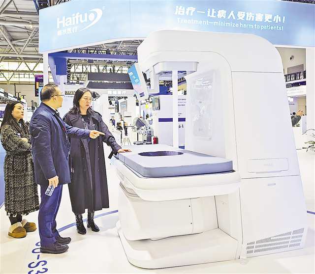 海扶刀婦科乳腺專用機(jī)JCU系列新品首次亮相。記者 李珩 攝/視覺重慶
