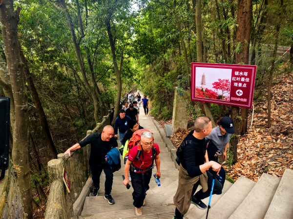 參賽者徒步中。董存春攝