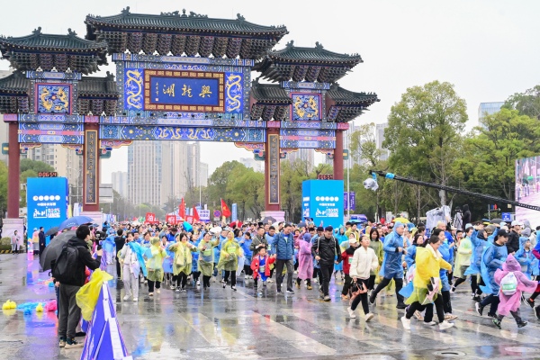 2025永川馬拉松在興龍湖牌坊鳴槍起跑。主辦方供圖