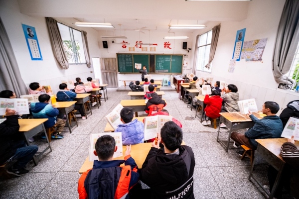 孩子們打開語文書，跟隨老師節(jié)奏誦讀詞語。墊江縣殘聯(lián)供圖