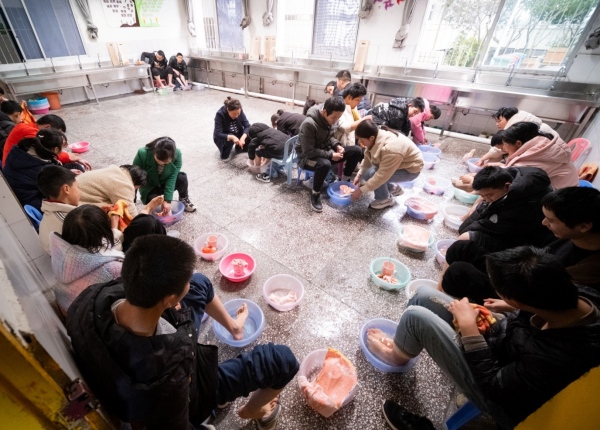 孩子們開展“洗臉、刷牙、洗腳”生活技能實(shí)踐活動。墊江縣殘聯(lián)供圖