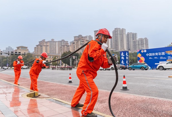電力人員施放電纜。國網(wǎng)重慶永川供電公司供圖