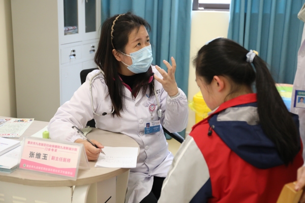 兒科專家看診。九龍坡區(qū)婦幼保健院供圖