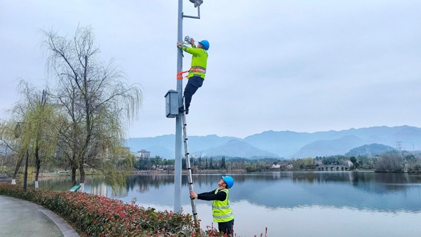 設(shè)備安裝現(xiàn)場(chǎng)。重慶移動(dòng)供圖