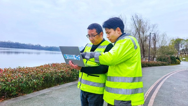 作業(yè)人員在現(xiàn)場(chǎng)進(jìn)行信號(hào)測(cè)試。重慶移動(dòng)供圖