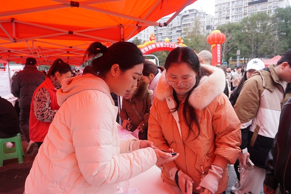 洛松卓嘎（左）代表企業(yè)進行招聘。夏金梅攝