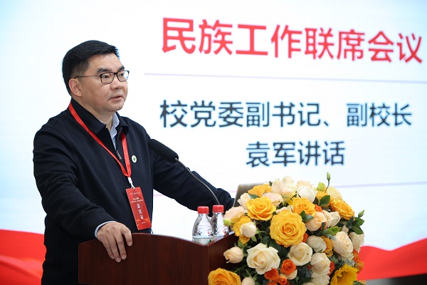重慶醫(yī)科大學(xué)黨委副書記、副校長袁軍在會上講話。重醫(yī)附屬大學(xué)城醫(yī)院供圖