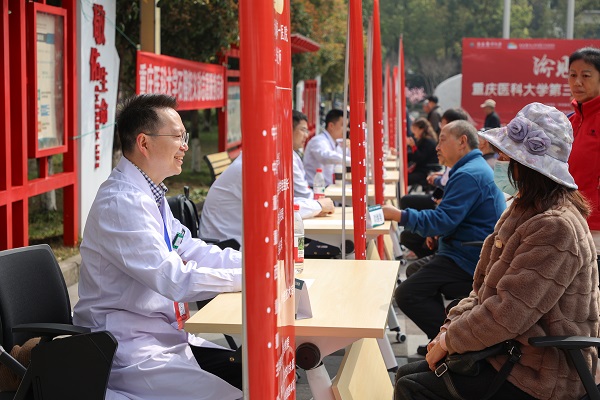 義診活動現(xiàn)場。重醫(yī)附屬大學(xué)城醫(yī)院供圖