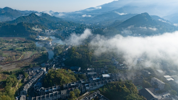洪安鎮(zhèn)晨景如畫。胡程攝