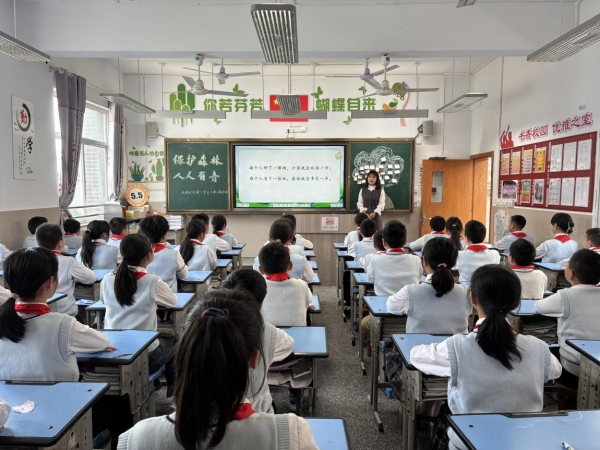 學生正在上主題班會。陽鳳攝
