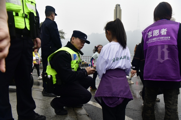 幫助跑友解決問(wèn)題。江北區(qū)委宣傳部供圖