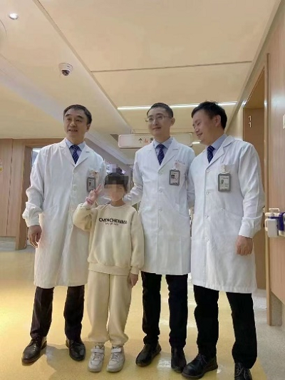 王麗與王槐志團(tuán)隊(duì)合影。重慶市人民醫(yī)院供圖