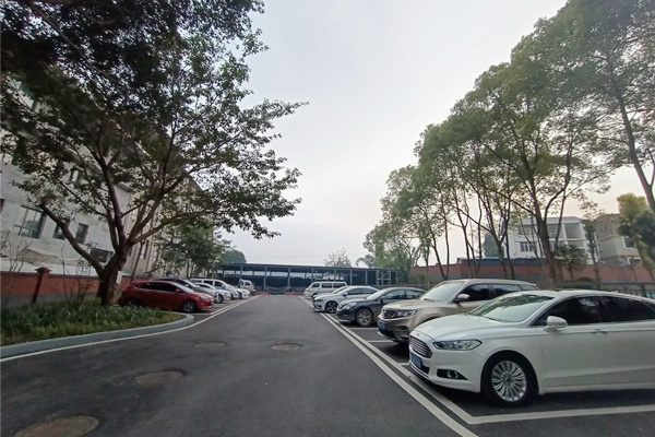 改造后的老舊小區(qū)重新規(guī)劃停車位。潼南區(qū)委宣傳部供圖