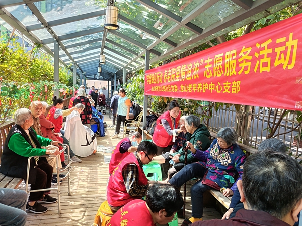 志愿服務送來溫暖和關懷。楊云攝