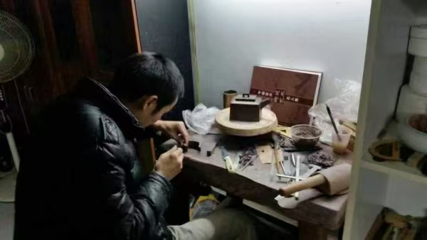 非遺技藝人余長(zhǎng)江正在制作陶藝產(chǎn)品。蔈草鎮(zhèn)供圖