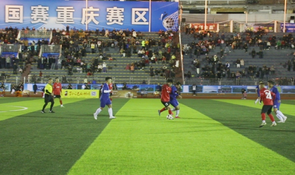 雙方球員激烈比拼。任峰攝