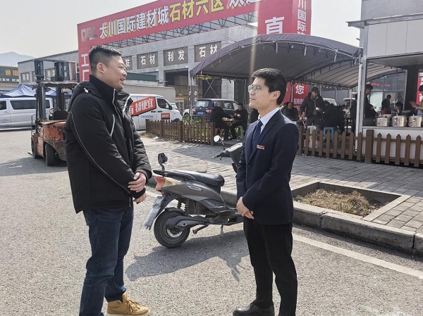重慶農(nóng)商行沙坪壩支行客戶經(jīng)理李林坤（右）與重慶國際物流樞紐園區(qū)建設(shè)有限責(zé)任公司大川項目負責(zé)人張博（左）在大川國際建材城現(xiàn)場考察項目。重慶農(nóng)商行供圖