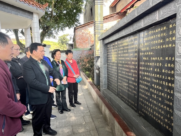 黨員代表講述革命先烈事跡。龍山街道供圖