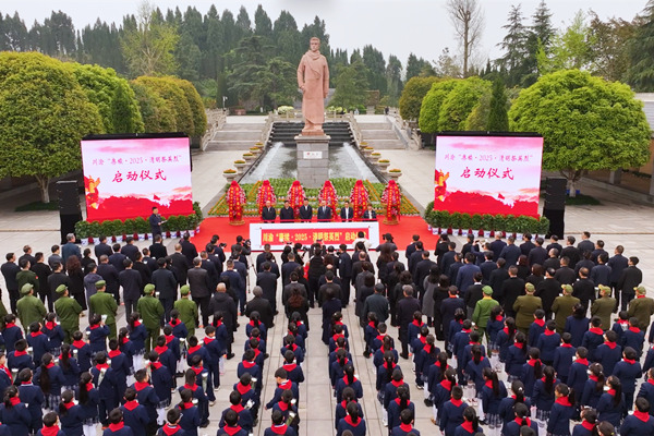 川渝“賡續(xù)·2025·清明祭英烈”啟動(dòng)儀式暨楊闇公烈士陵園敬獻(xiàn)花籃儀式舉行。潼南區(qū)委宣傳部供圖