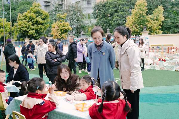 專家觀摩。活動(dòng)主辦方供圖