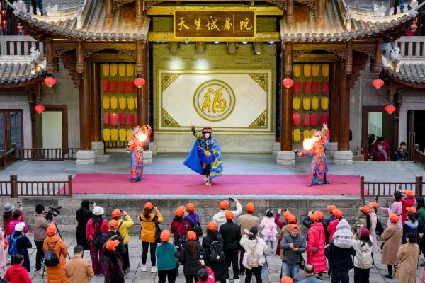萬州天生城文旅街區(qū)，游客觀看川劇變臉。黃建樺攝