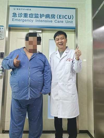 阿力木成功脫機(jī)拔管后走出EICU。重醫(yī)附二院供圖