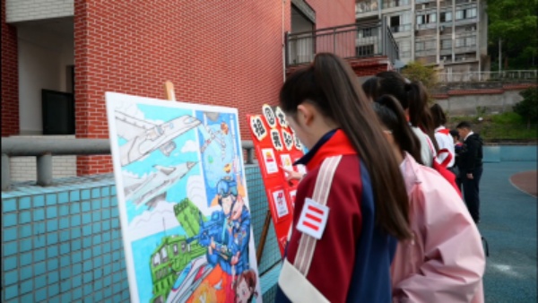 孩子們通過展板學(xué)習(xí)知識?；顒又鬓k方供圖